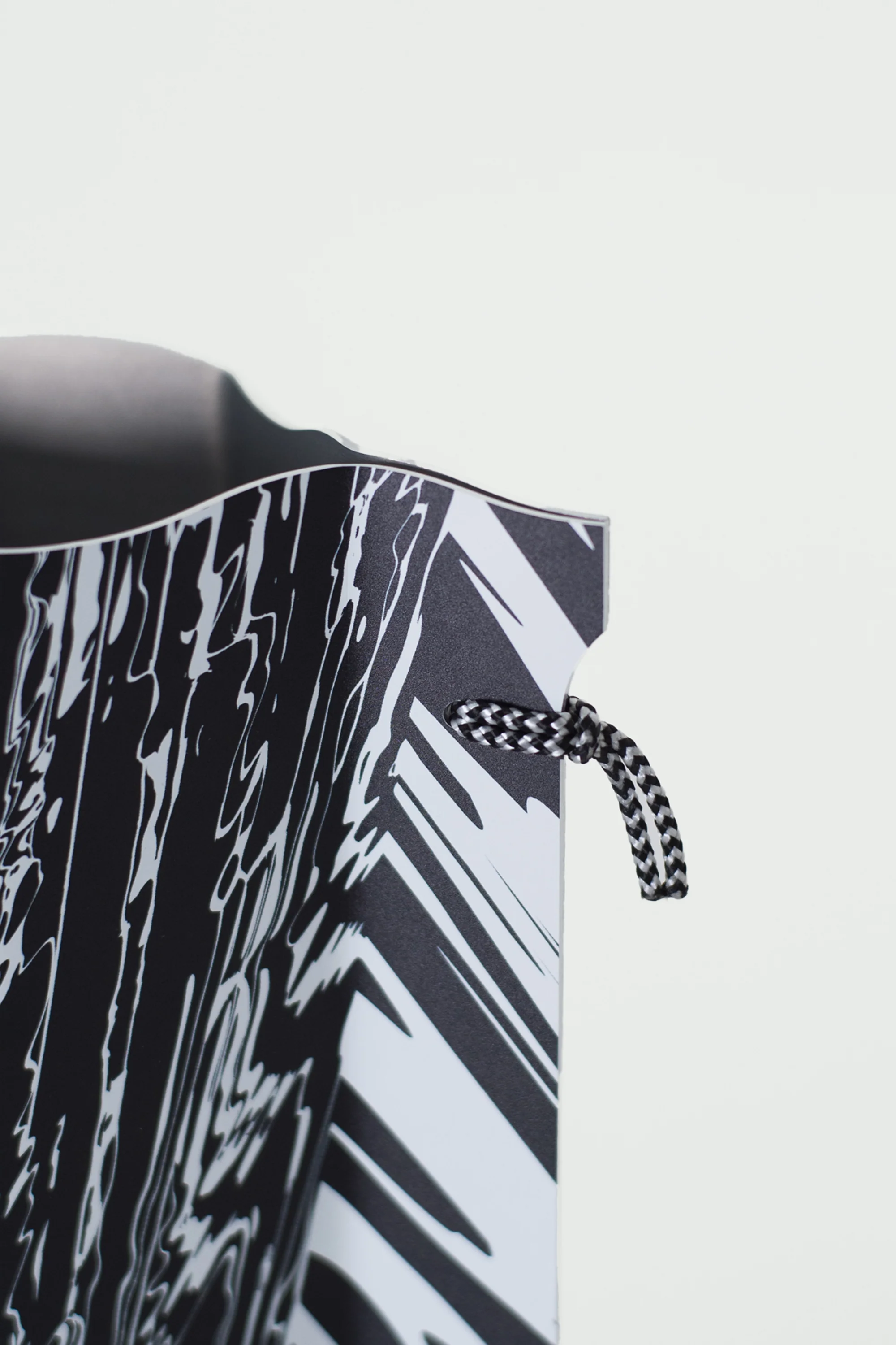 Vase Black and White - Image 3
