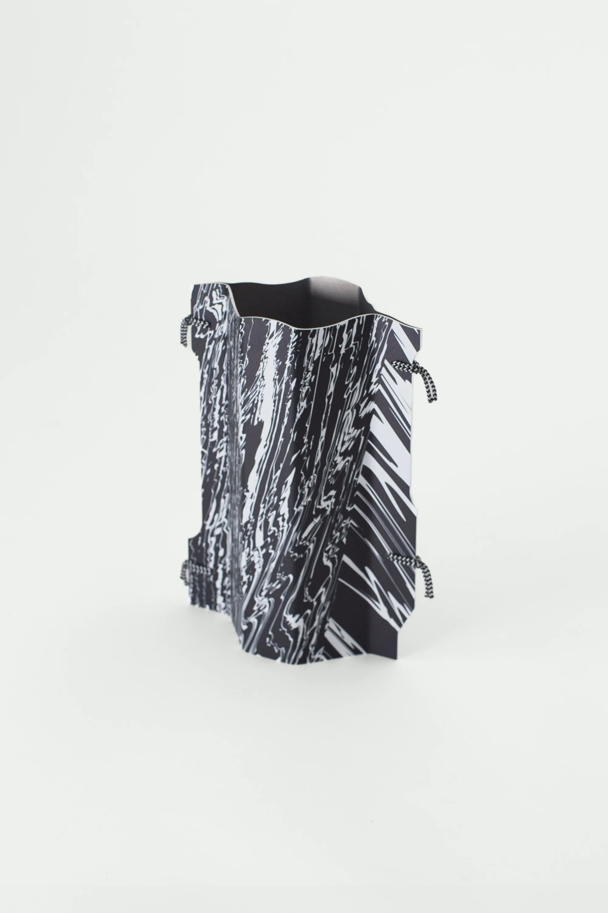 Vase Black and White - Image 4