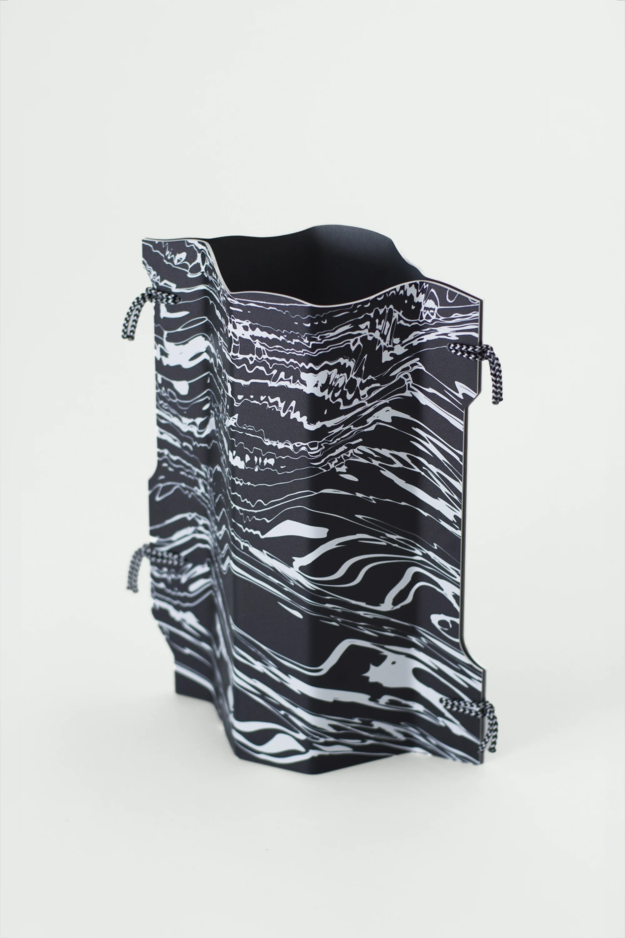 Vase Black and White - Image 5